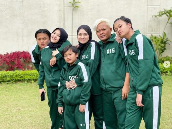 Kena 'Demam' Squid Game, Sule Sekeluarga Kompak Pakai Seragam Hijau