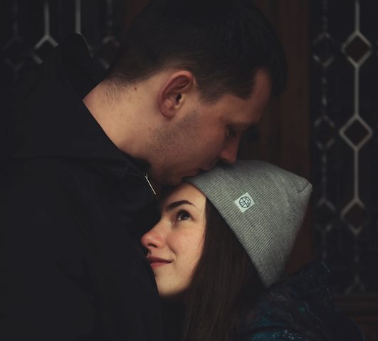 Ciuman: Dari Bahagia Sampai Mengencangkan Wajah