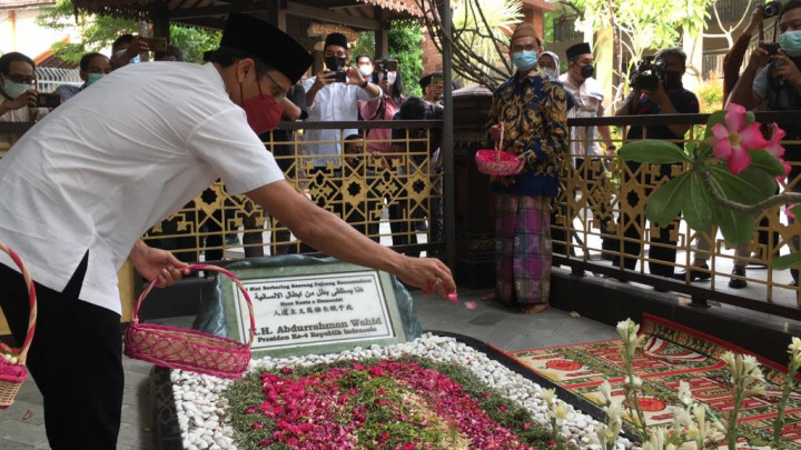 Nadiem Ziarah ke Makam Pendiri NU dan Gus Dur