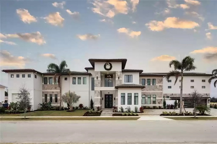 Tampak Biasa dari Luar, Rumah Serba Star Wars Ini Dijual Rp162 Miliar