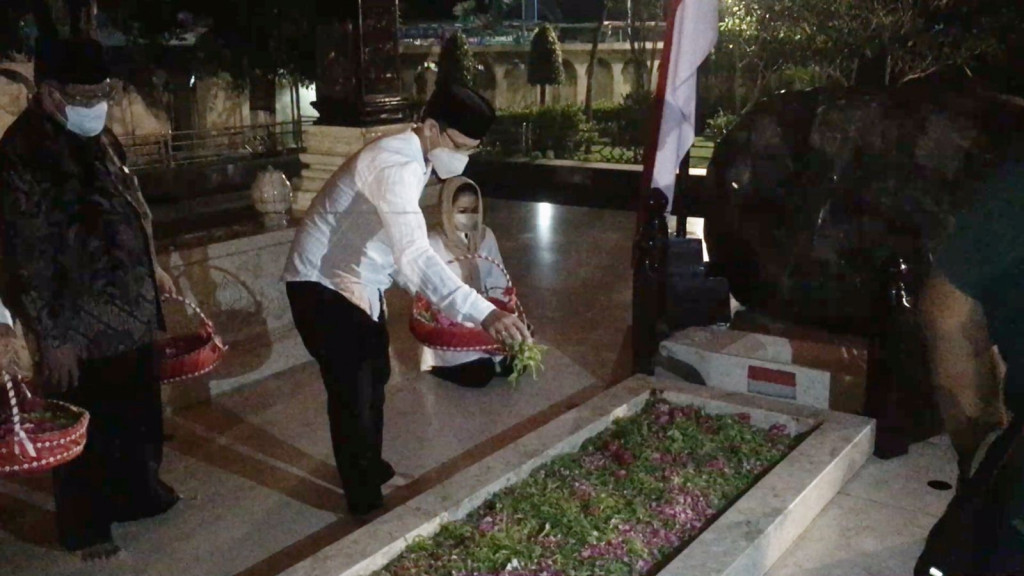 Mendikbudristek Nadiem Makarim ziarah ke makam Soekarno. Foto: Medcom.id/Ilham Pratama Putra.
