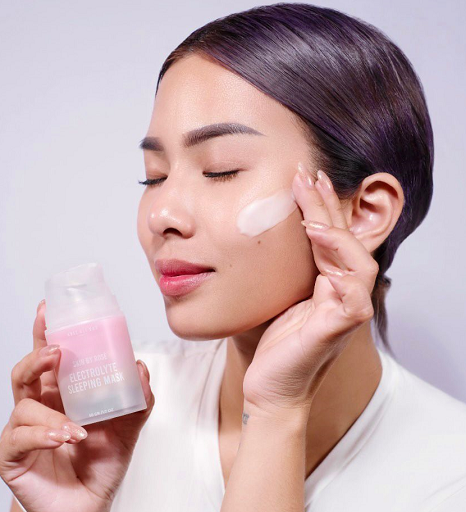 Electrolyte Sleeping Mask mengandung phytosqualan dan coconut water yang dapat menghidrasi kulit yang kering. (Foto: Dok. Rose All Day)
