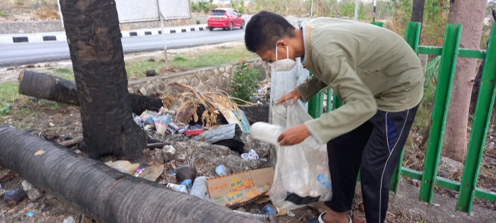 Suka Kebersihan, Magister Pendidikan 'Nyambi' Jadi Pemulung