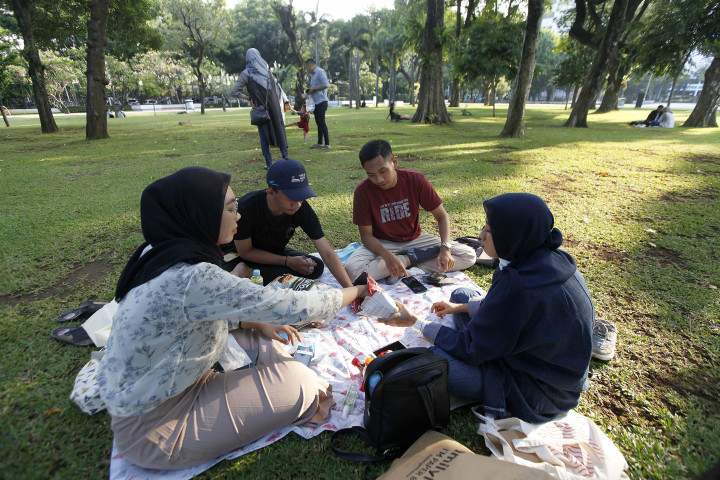 Foto: Dibuka Kembali, Warga Mulai Kunjungi Taman Lapangan Banteng