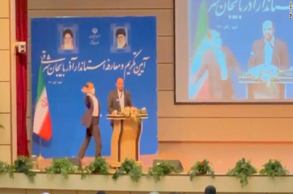 Seorang pria menampar gubernur baru Iran, Zeinolabedin Khorram, di kota Tabriz. (Fars News Agency)