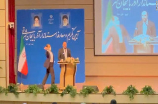 Iran Bangun Kembali Drone Militer As Yang Ditembak Jatuh<script async src=