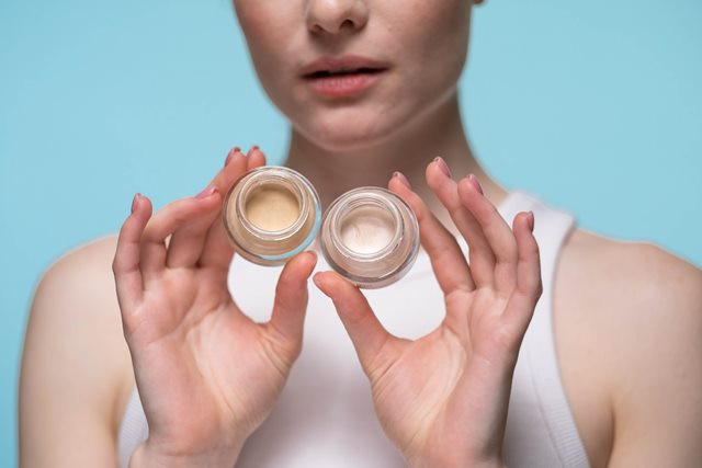 Mana yang lebih dulu digunakan, concealer atau foundation? Ini jawaban pakar kecantikan. (Foto: Ilustrasi/Pexels.com)