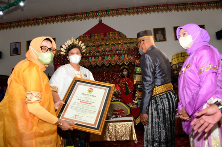 Lestari Moerdijat Diberi Gelar Adat We Wettueng Lala Paratiwi