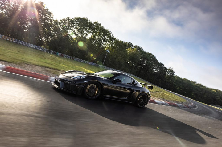 Jelang Peluncurannya, Porsche 718 Cayman GT4 RS Melesat Di Nurburgring
