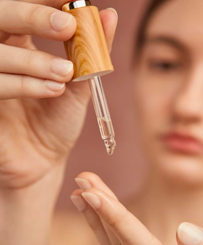 Serum merupakan salah satu produk skincare yang termasuk dalam rangkaian perawatan kesehatan dan kecantikan kulit wajah. (Foto: Ilustrasi. Dok. Freepik.com)