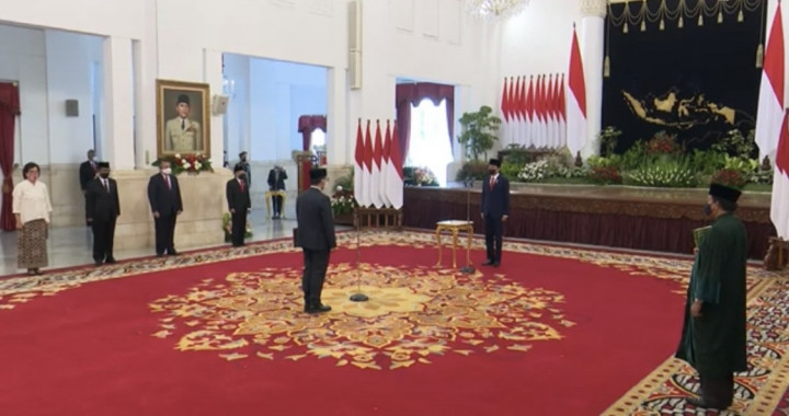 Jokowi Lantik Ivan Yustiavandana Sebagai Kepala PPATK