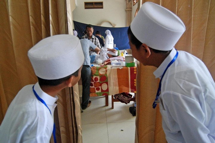 Kasus Covid-19 di Tulungagung Melandai, Petugas Pemakaman Gelar Sunatan Gratis