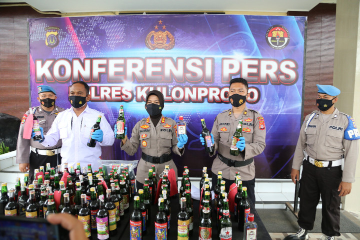 Jelang Pilkades Serentak Kulon Progo, Polisi Sita Ratusan Botol Miras dari Masyarakat