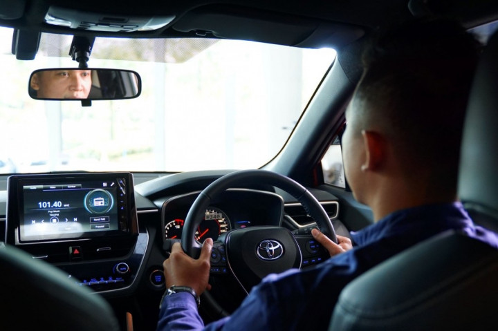 Setir Bergetar Ketika Sedang Ngebut? Ini Penyebabnya