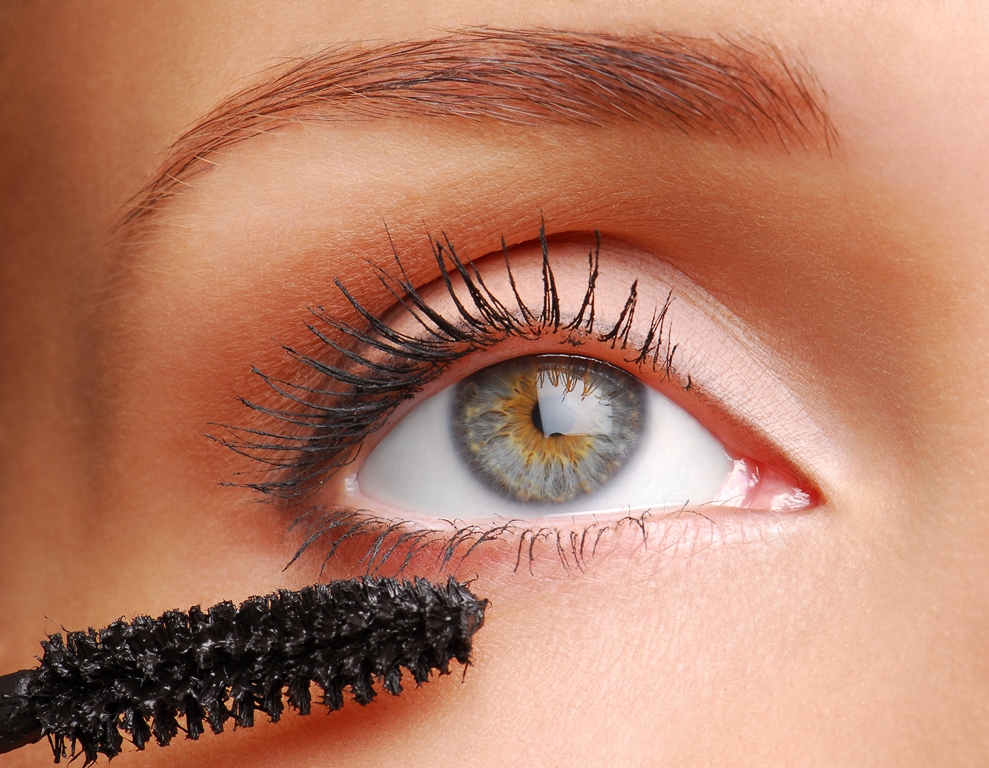 Saat ini banyak wanita yang lebih memilih maskara waterproof untuk make up, karena lebih tahan lama dan tidak cepat luntur (Foto:Freepik)