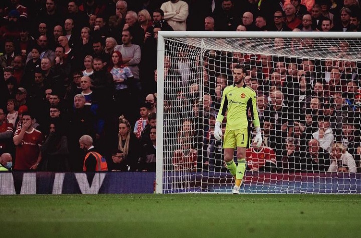 David De Gea lima kali memungut bola saat menjamu Liverpool di Old Trafford. (foto: instagram @d_degeaofficial)
