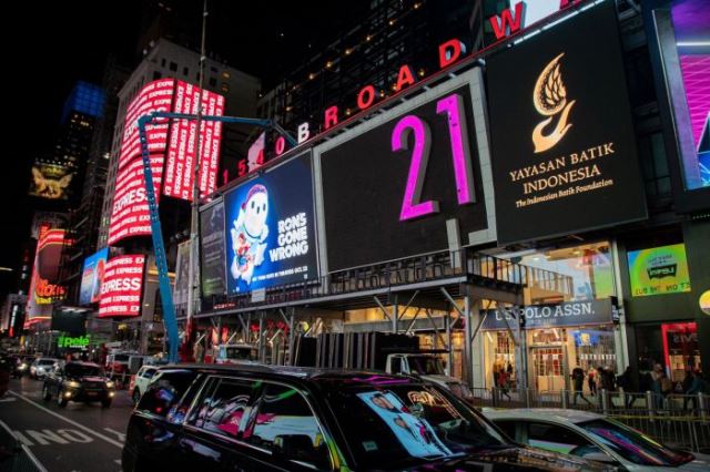 Keren, Batik Indonesia Terpampang di Billboard Times Square NYC