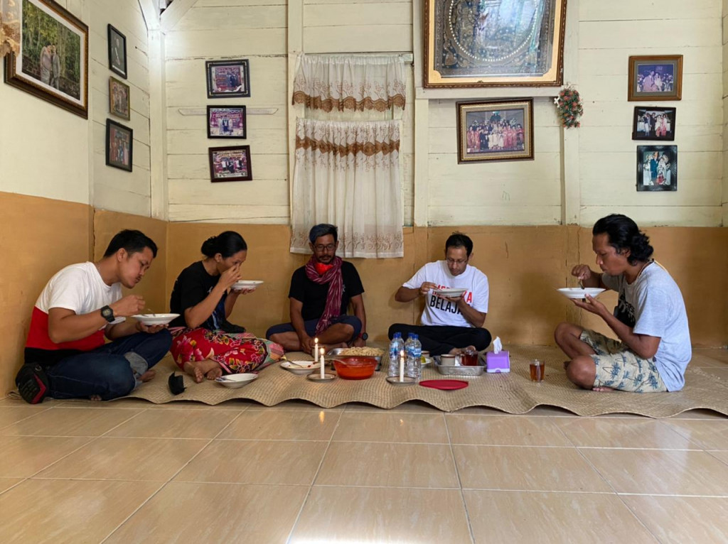 Mendikbudristek, Nadiem Makarim saat menginap di rumah keluarga Martahan Sihotang. Foto: Dok. Kemendikbudristek