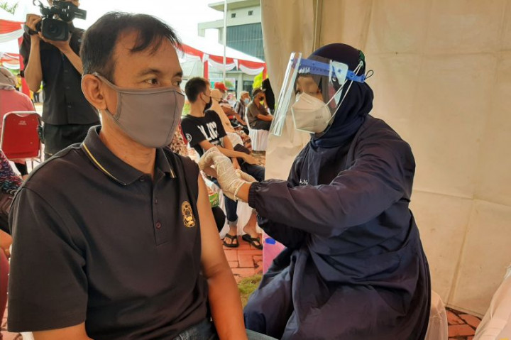 Gubernur Kepri Kejar Target Vaksinasi Lansia 60%