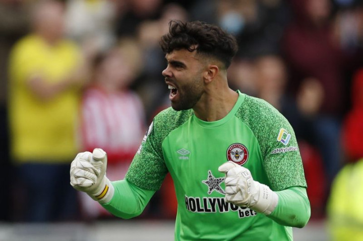 Tabrakan dengan Striker Leicester, Kiper Brentford Absen Hingga 5 Bulan
