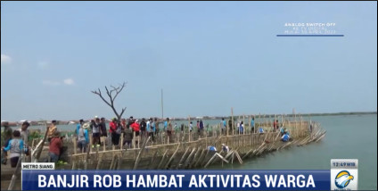Desa Terendam Banjir Rob, Pemkab Demak Bangun Jembatan Apung