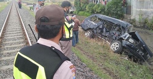 Terobos Perlintasan Tanpa Palang Pintu, Minibus Antar Orang Sakit Ringsek Dihantam Kereta