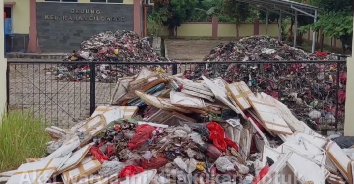 Warga Serang Tolak Kiriman Truk Sampah dari Tangsel