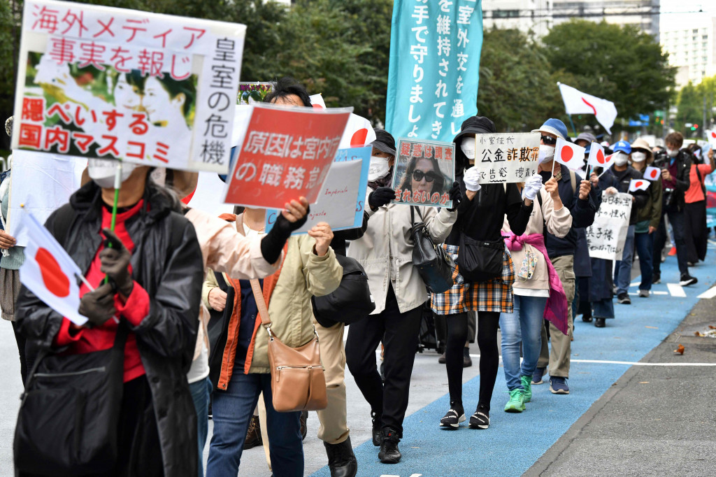 Foto: Warga Jepang Demo Tolak Pernikahan Putri Mako dan Warga Biasa