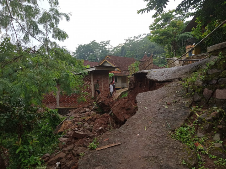 Hujan Semalaman, Garut dan Tasikmalaya Dilanda Banjir