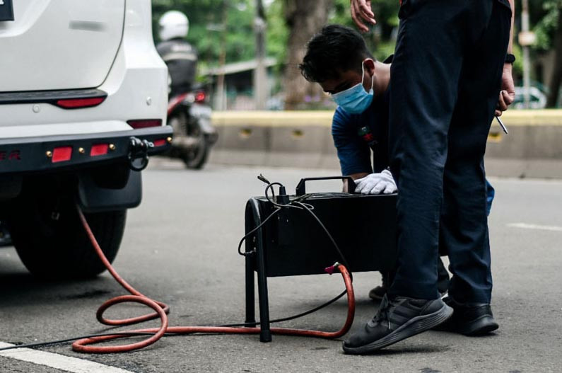 Ilustrasi uji emisi gas buang kendaraan. MI/Andri Widiyanto