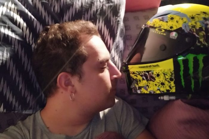 Beruntung Dapat Helm Milik Rossi, Pria Italia Ini Kaya Mendadak