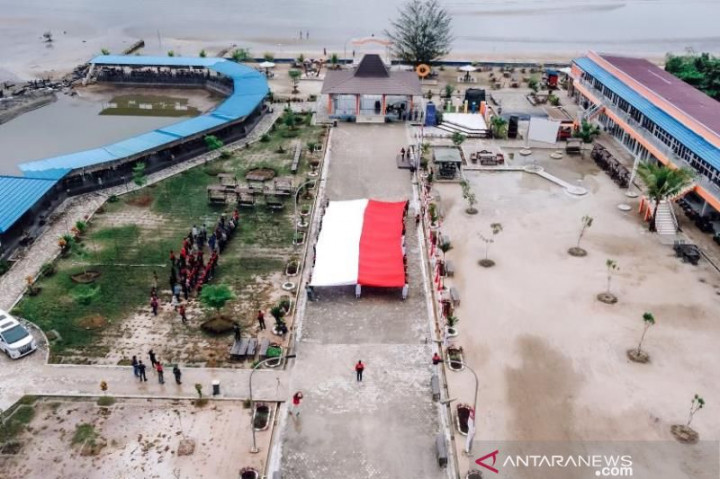 Sambut Sumpah Pemuda, Komunitas Penggemar Iwan Fals Bentangkan Bendera Merah Putih Raksasa