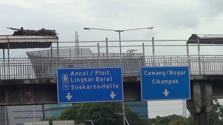 Atap JPO di Jalan Yos Sudarso Roboh Akibat Angin Kencang