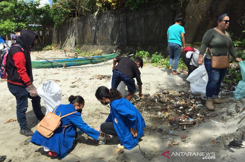 Sambut Sumpah Pemuda, 34 Komunitas di Ambon Gelar Aksi Bersih-Bersih di Pantai