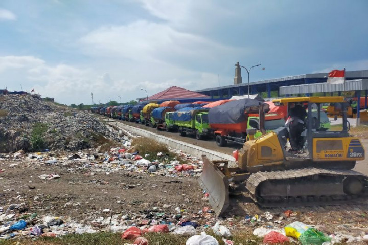 TPA Jabon Sidoarjo Tak Mampu Lagi Tampung Sampah, Truk Mengular