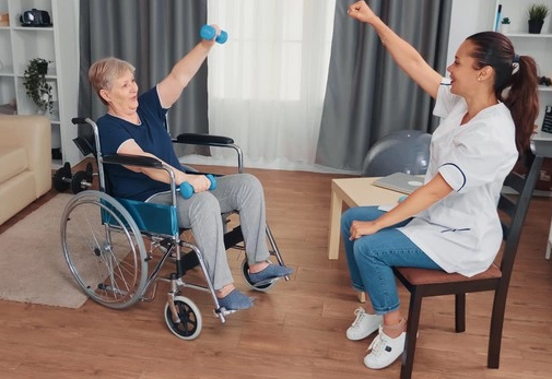 Ketika pasien stroke melakukan latihan fisik bersama-sama maka dia tidak merasa sendiri. (Foto: Ilustrasi. Dok. Freepik.com)