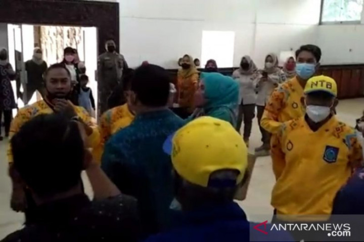 Penyerahan Bonus Atlet PON XX di NTB Ricuh