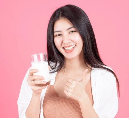 Penelitian menunjukkan bahwa mengonsumsi susu kedelai dan produk kedelai lainnya dapat membantu mengurangi gejala menopause. (Foto: Ilustrasi. Dok. Freepik.com)