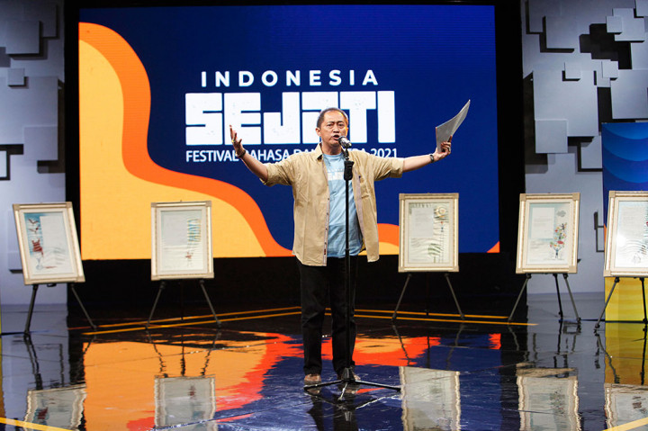 Pembacaan Puisi Meriahkan Puncak Acara 'Indonesia Sejati Festival Bahasa dan Sastra'