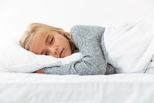 Ketika anak menginjak usia 3 atau 4 tahun, orang tua bisa mulai membiasakan si Kecil tidur terpisah dengan Ayah dan Ibu. (Foto: Ilustrasi. Dok. Freepik.com)