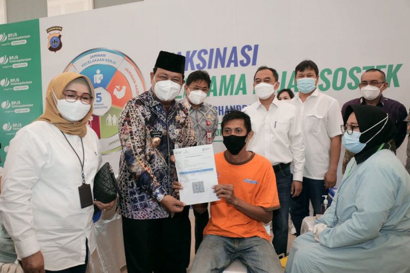  Gubernur Kalsel Sahbirin Noor menghadiri vaksinasi covid-19 di Banjarmasin. ANTARA/HO/Humas Pemprov Kalsel