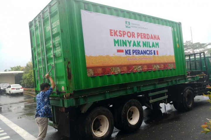 Sido Muncul Ekspor Perdana Minyak Nilam ke Prancis