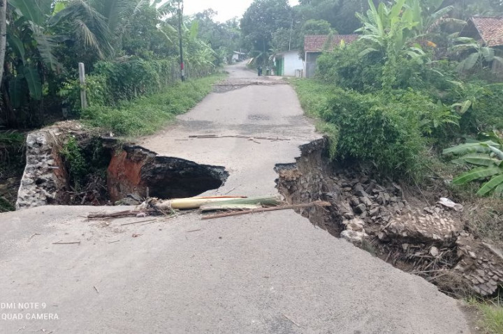 Ruas Jalan Rangkasbitung-Muncang di Lebak Longsor
