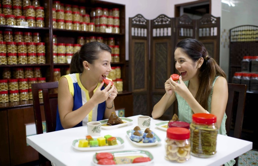 Makan kue peranakan di Rumah KimChoo (Foto: Dok. Kimchoo)