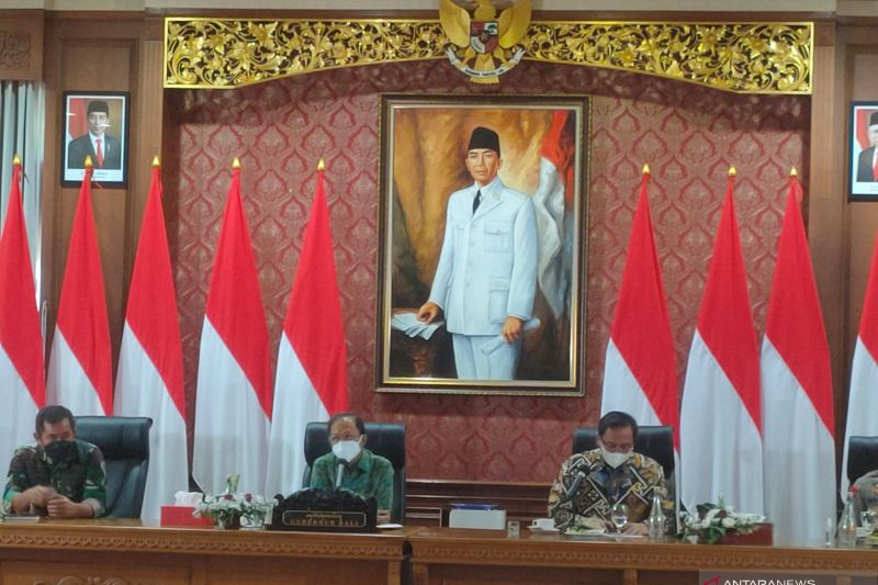 Ketua umum PBSI Agung Firman Sampurna (paling kanan) saat melakukan konferensi pers bersama dengan Gubernur Bali I Wayan Koster (tengah) dan Pangdam IX Udayana Mayjen TNI Maruli Simanjuntak. (ANTARA/Adi Lazuardi)