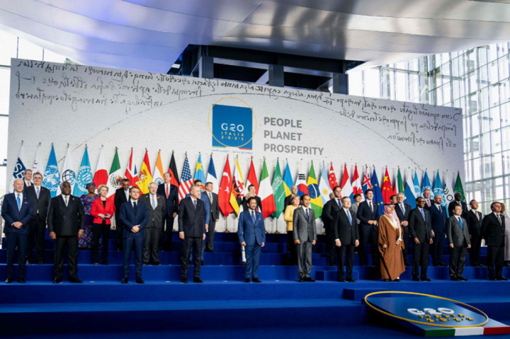 Sesi Foto KTT G20, Presiden Jokowi di Barisan Depan Paling Tengah