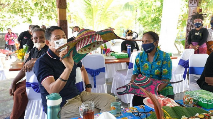 Perajin di Raja Ampat Curhat Karyanya Cuma Buat Foto, Ini Respon Sandiaga