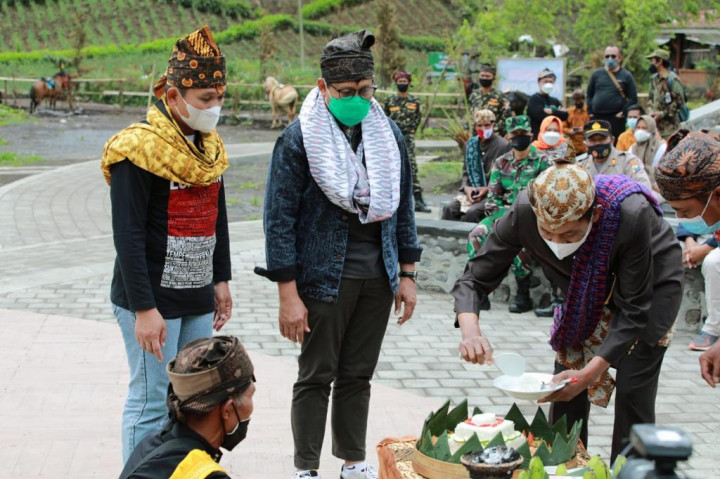 Mendes Minta Warga Desa Jaga Adat dan Berinovasi