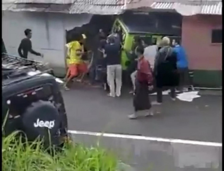 Populer Daerah, Mobil Offroad Tabrak Rumah Warga Hingga KKB Bakar Bangunan Sekitar Bandara Sugapa