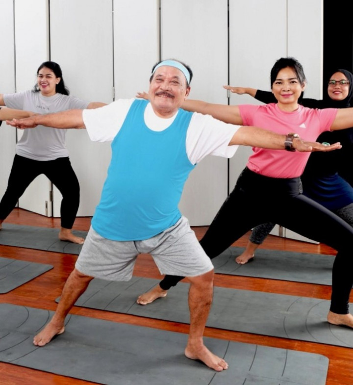 Haji Bolot Ikut Kelas Yoga, Netizen: Girang Banget!